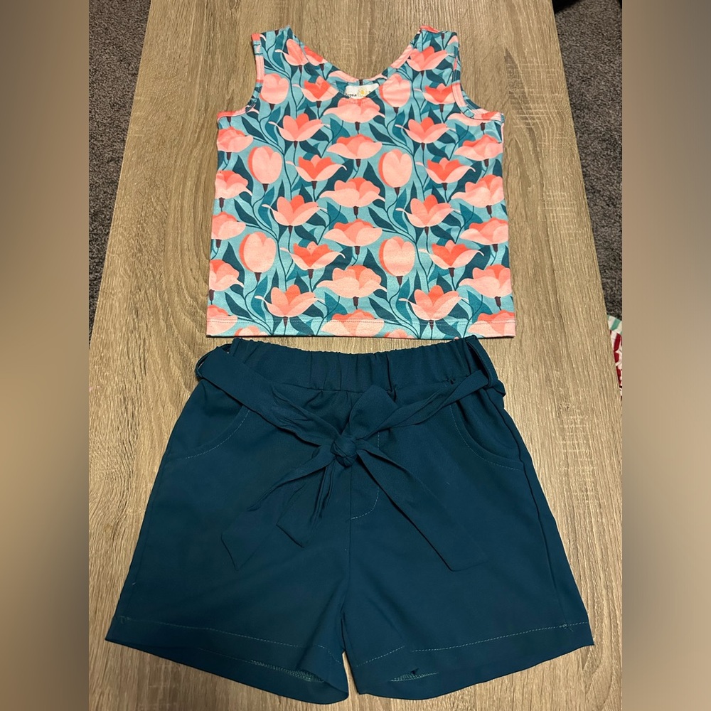 Girls matching shorts and tank fashion set. Never worn.